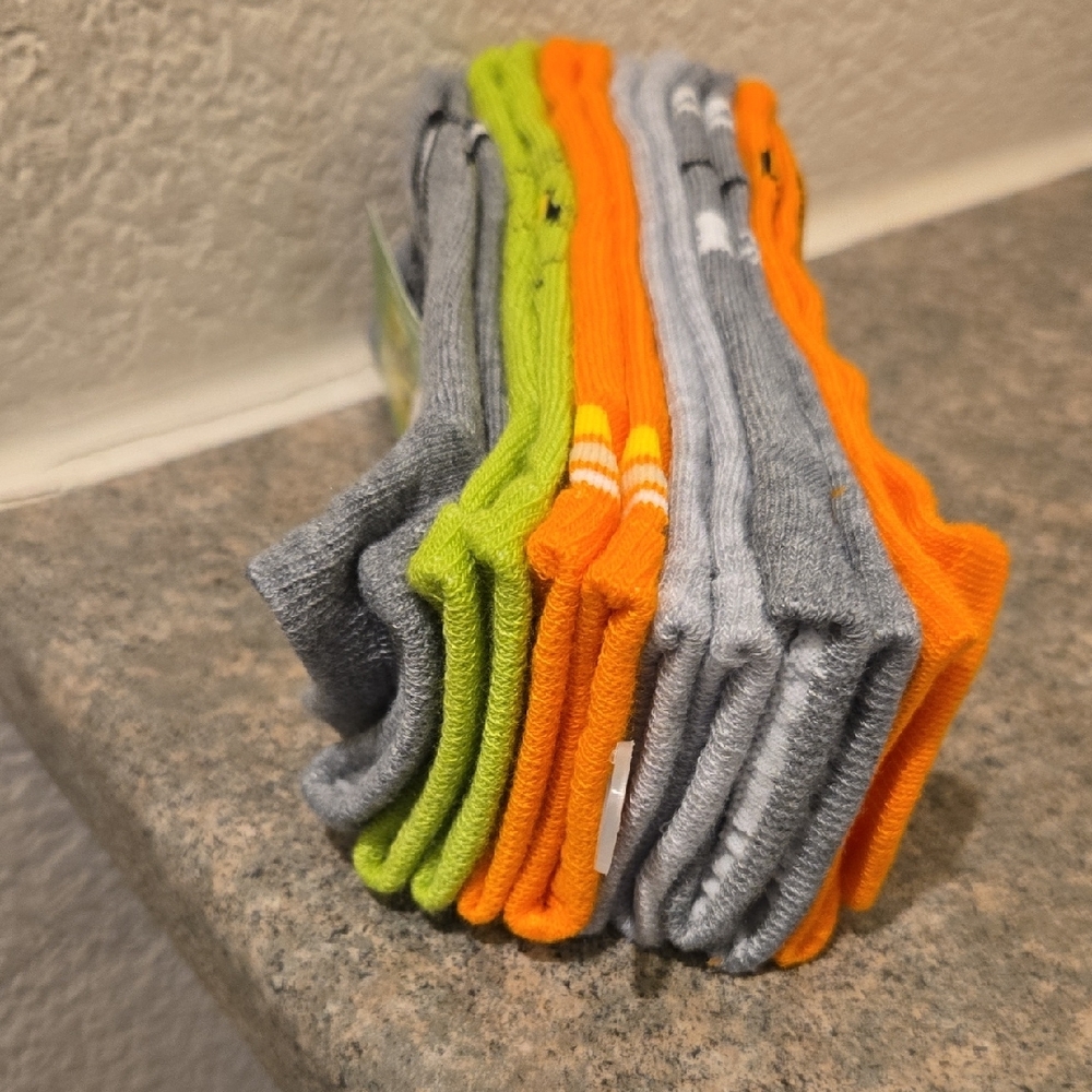The Grinch Women's Gray Orange Green Soft Cushion Socks  6 Pairs Nwt - Picture 3 of 3